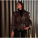 Jaqueta Feminina de Couro Vintage com Decote em V Ferrazi